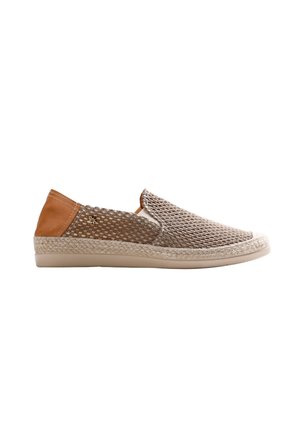 Zapato beige tipo slip-on con parte superior de malla, talón de cuero marrón claro, ribete de yute trenzado y suela de goma beige, mostrado en perfil lateral.