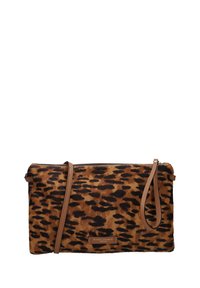 Borsa a tracolla con stampa leopardata, superficie morbida e texturizzata, dettagli in pelle marrone, chiusura con zip e tracolla rimovibile.
