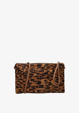 Borsa a tracolla con stampa leopardata, superficie morbida e texturizzata, dettagli in pelle marrone, chiusura con zip e tracolla rimovibile.