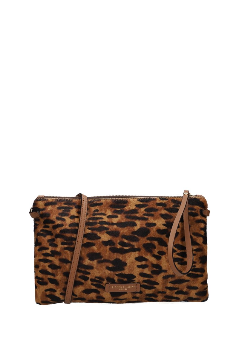 Borsa a tracolla con stampa leopardata, superficie morbida e texturizzata, dettagli in pelle marrone, chiusura con zip e tracolla rimovibile.