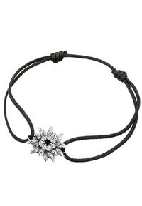 Schwarzes Armband aus Kordel mit einem silbernen Blumenmotiv, das einen zentralen schwarzen Stein und klare Steine auf den Blütenblättern aufweist.