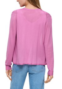 Różowy sweter z długim rękawem i okrągłym dekoltem, z ściągaczami przy mankietach, o luźnym kroju i gładkiej fakturze. Widok z tyłu ukazuje prostotę w designie.