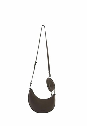 Borsa a tracolla a mezzaluna marrone scuro con tracolla regolabile e piccola pochette rotonda staccabile attaccata alla tracolla.