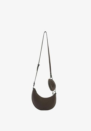 Borsa a tracolla a mezzaluna marrone scuro con tracolla regolabile e piccola pochette rotonda staccabile attaccata alla tracolla.
