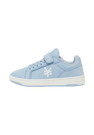 Helle blaue Sneaker aus weichem Material mit weißem Logo-Detail, Schnürung vorne und verstellbarem Riemen. Weiße Gummisohle. Niedriges Design.