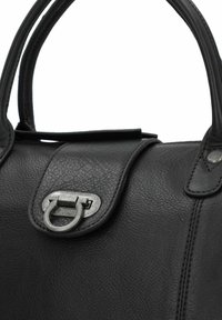 Zwarte leren handtas met een textuurafwerking, metalen sluiting en gebogen handvatten. Opvallende details zijn de stiksels langs de randen.