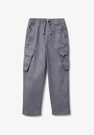 Pantalones cargo grises con cintura elástica y cordón, con bolsillos laterales con solapa y bolsillos frontales inclinados, diseño de pierna recta.