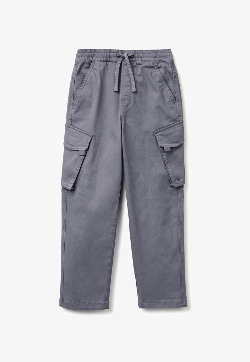 Pantaloni cargo grigi con fascia elastica in vita e coulisse, dotati di tasche laterali con patta e tasche frontali inclinate, design a gamba dritta.