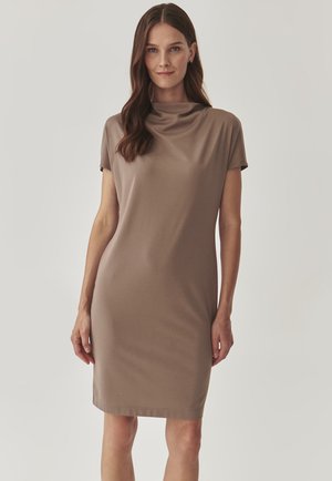 Lässiges, knielanges Kleid aus weichem Taupe-Stoff, mit drapiertem Ausschnitt und kurzen Ärmeln, sowie minimalen Nähdetails.