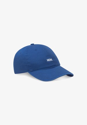 Casquette de baseball bleue avec une visière courbée, arborant une petite broderie blanche "W.W." au centre avant.