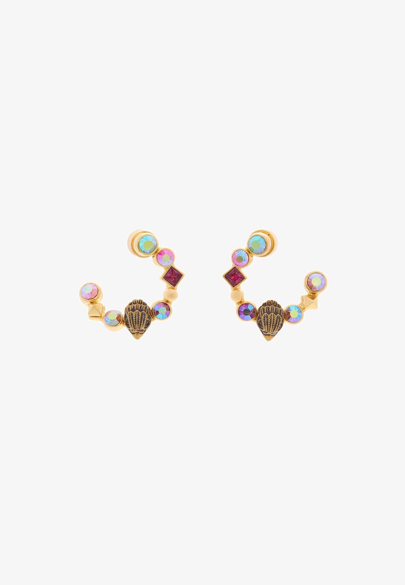 Boucles d'oreilles dorées avec un design en forme de coquillage, des pierres facettées multicolores et des formes géométriques accentuées de bleu, rose et violet.