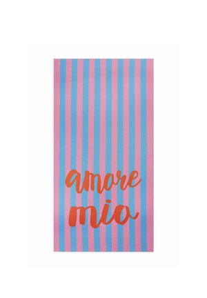 Strandtuch mit vertikalen rosa und blauen Streifen und orangem Kursivtext "amore mio" in der Mitte.
