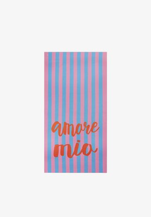 Serviette de plage à rayures verticales roses et bleues avec texte orange en cursive « amore mio » centré.