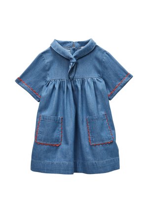 Robe en denim bleu à manches courtes avec poches frontales, bordure rouge festonnée sur les manches et les poches, taille froncée et détail de nœud au col.