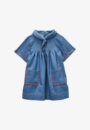 Robe en denim bleu à manches courtes avec poches frontales, bordure rouge festonnée sur les manches et les poches, taille froncée et détail de nœud au col.