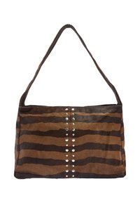 Brązowa i beżowa paskowana torebka wykonana ze skóry, ozdobiona srebrnymi ćwiekami wzdłuż środka i szerokim paskiem na ramię. Teksturowana powierzchnia.
