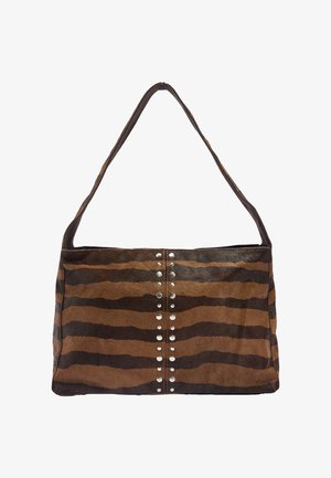 Brązowa i beżowa paskowana torebka wykonana ze skóry, ozdobiona srebrnymi ćwiekami wzdłuż środka i szerokim paskiem na ramię. Teksturowana powierzchnia.