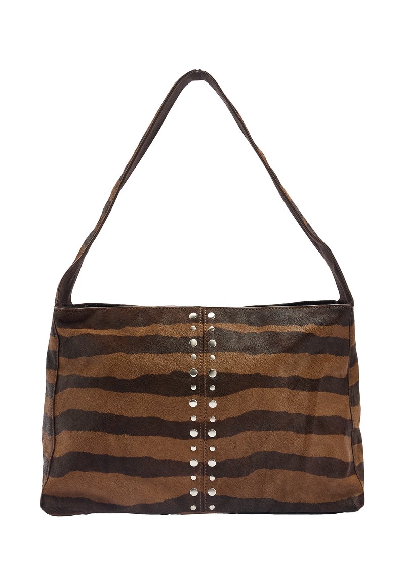 Brązowa i beżowa paskowana torebka wykonana ze skóry, ozdobiona srebrnymi ćwiekami wzdłuż środka i szerokim paskiem na ramię. Teksturowana powierzchnia.