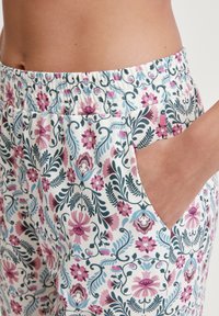 Katoenen broek met bloemenpatroon en een elastische tailleband, met tinten roze en blauw, en zijzakken.