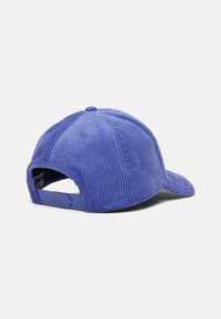Blå kordfløjl baseballkasket med en buet skygge og justerbar plastikrem bagpå, der har struktureret stof og syet detaljer.