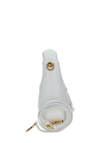 Borsa a tracolla bianca con finitura liscia e hardware dorato. Presenta una tracolla arricciata e una chiusura decorativa. Forma compatta e design minimalista.