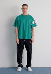 adidas Originals NEU - Apdrukāts T-krekls - active green