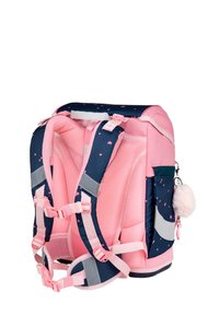 Rosa und marineblaue Rucksack mit Netzträgern, reflektierenden Akzenten und einem flauschigen Pompon. Er hat eine strukturierte Form mit Herzmustern.