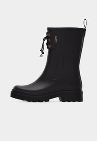 Schwarzer Regenstiefel mittlerer Kalblänge mit strukturiertem Profil, seitlichem Schnürdetail mit goldenen Ösen und Zuglasche hinten, sichtbares Markenschild.