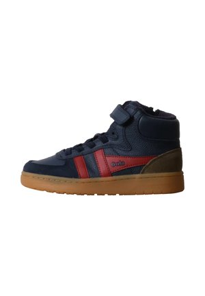 Zapatilla deportiva de caña alta azul marino con rayas rojas, parche marrón en el talón, suela de goma, cordones en la parte delantera y correa de velcro en el tobillo, con la marca "Gola".