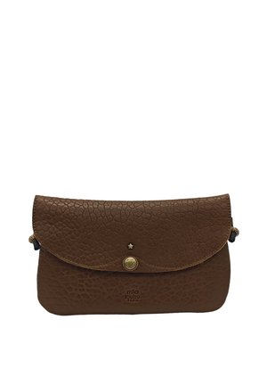Pochette en cuir marron au toucher granuleux, fermeture à pression dorée et petit détail en étoile. Elle présente un logo embossé à l'avant.