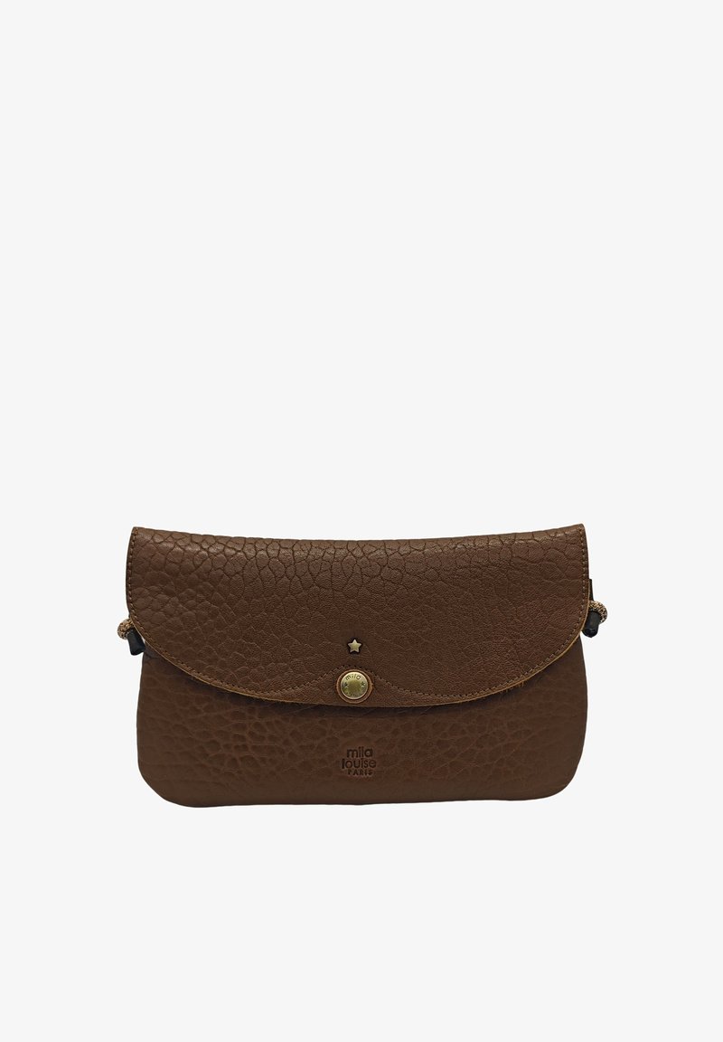 Pochette en cuir marron au toucher granuleux, fermeture à pression dorée et petit détail en étoile. Elle présente un logo embossé à l'avant.