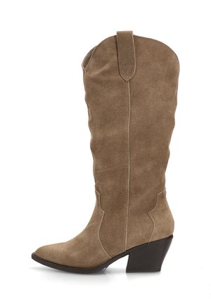 Bota cowboy de ante marrón hasta la rodilla con punta afilada, detalles de costura curvados y un tacón cuadrado apilado.