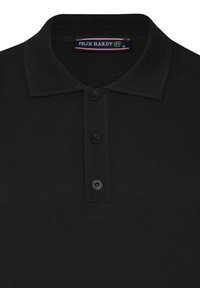 Polo shirt nera realizzata in tessuto a maglia texturizzata, con colletto, tre bottoni e un'etichetta con "FELIX HARDY" in un colore a contrasto.
