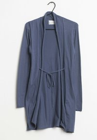 Cardigan blu a maniche lunghe realizzato in tessuto morbido, con apertura frontale e vita legata. Design semplice senza motivi o accessori.