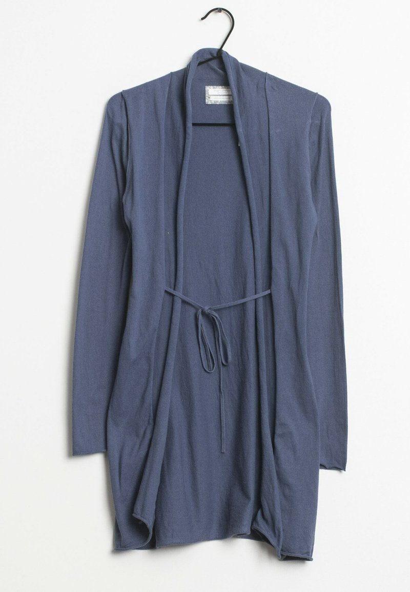 Cardigan blu a maniche lunghe realizzato in tessuto morbido, con apertura frontale e vita legata. Design semplice senza motivi o accessori.