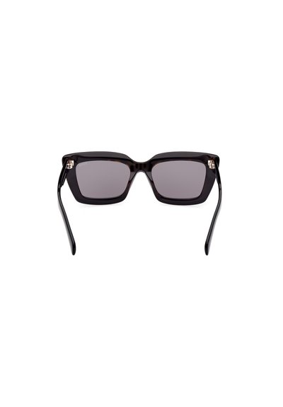Gafas de sol de carey negro con montura rectangular y lentes degradados. Las varillas son elegantes y ligeramente curvadas, con sutiles acentos de hardware.