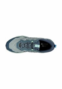 Zapatilla de trail running en tonos grises y azules, con una parte superior texturizada, malla transpirable y suela pronunciada para mayor agarre.