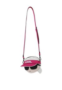 Borsa a tracolla rosa e bianca a forma di faccia con occhiali da sole, dotata di un visiera con il logo "KARL"; tracolla regolabile; texture liscia.
