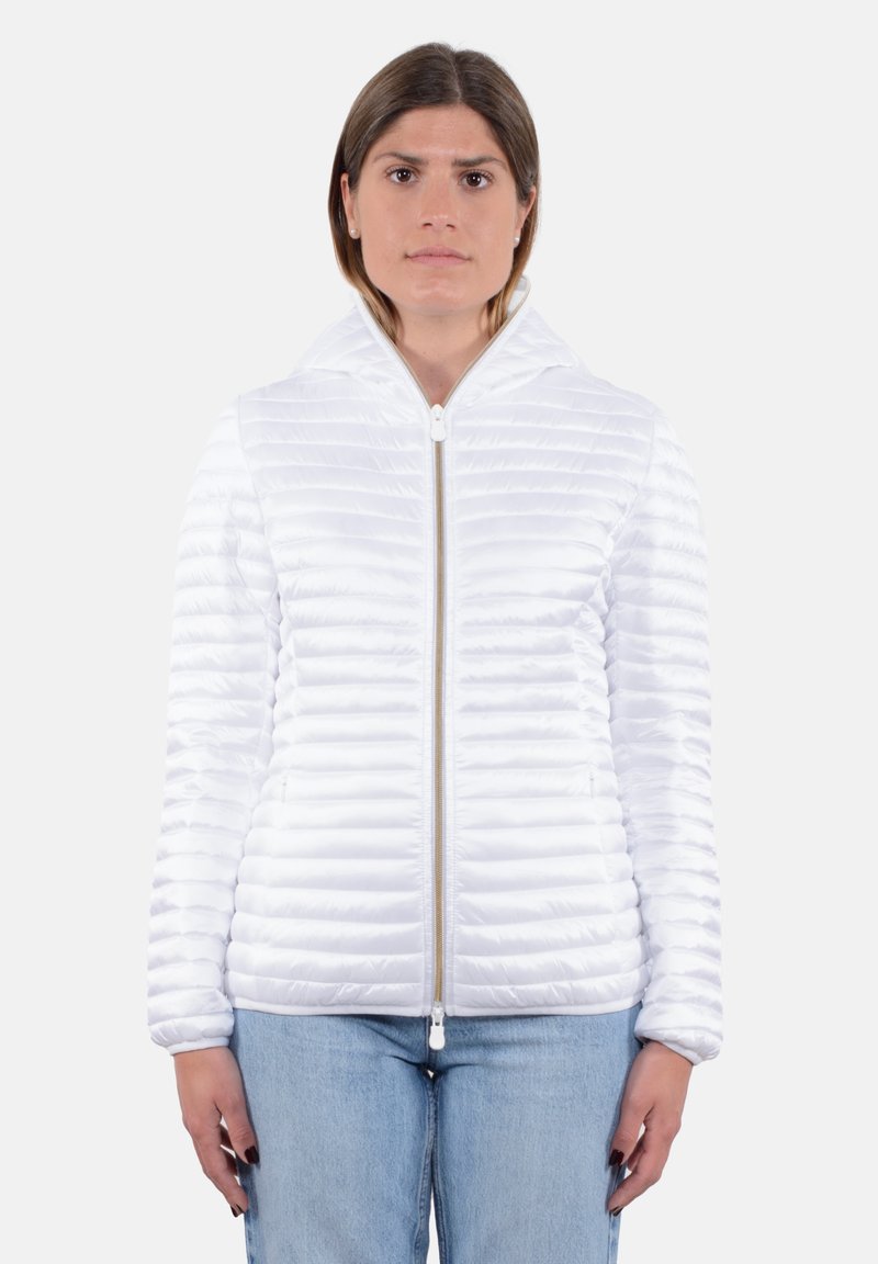 Giacca puffy bianca con chiusura a zip e cappuccio. Presenta un motivo a trapuntatura orizzontale e polsini elasticizzati. Materiale morbido e lucido.