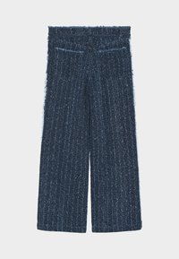 Granatowe spodnie o szerokich nogawkach wykonane z teksturowanej tkaniny. Posiadają dwa tylne kieszenie oraz postrzępione brzegi dla luźnego, casualowego wyglądu.