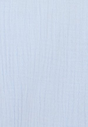 Lichtblauwe stof met een zachte, gerimpelde textuur en zichtbare geweven draden.