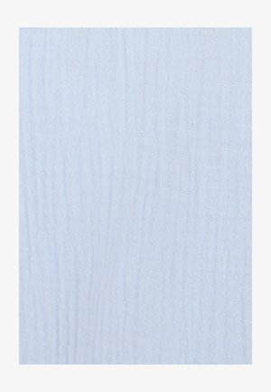 Lichtblauwe stof met een zachte, gerimpelde textuur en zichtbare geweven draden.