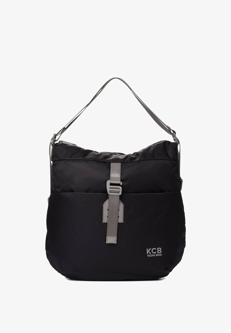 Bolso de hombro de cuero vegano negro con textura suave, correa ajustable, cierre superior con cremallera y logo KCB prominente en la parte frontal.