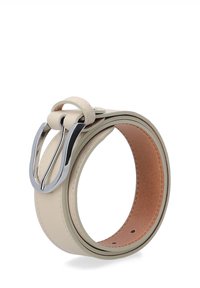 Ceinture en cuir crème avec une boucle en argent poli. Présente une surface lisse et des trous ajustables. L'intérieur est en cuir marron.