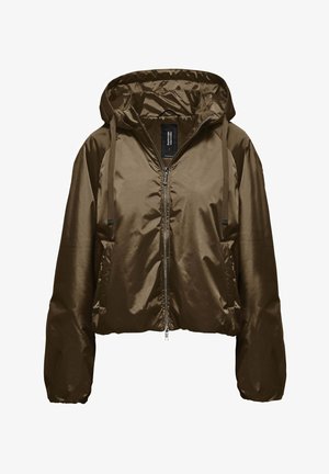 Brązowa lekka kurtka z kapturem, z przednim zamkiem błyskawicznym, sznureczkami, długimi rękawami i bocznymi kieszeniami, przedstawiona na białym tle.