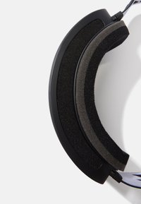 Svart skum öronkudde med texturerade ytor, lagerdesign och en flexibel huvudbandsanslutning. Finns i två färgvarianter av skum.