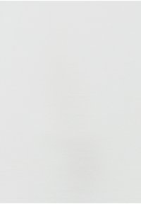 Camiseta blanca de manga corta hecha de suave tela de algodón, con una textura lisa y un diseño clásico de cuello redondo.