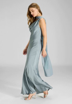 Abito in raso azzurro chiaro con scollo drappeggiato, silhouette aderente, design asimmetrico delle spalle e gonna fluente. Presenta dettagli trasparenti.