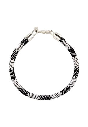 Bracelet en corde à motifs noir et blanc avec fermoir et extrémités en argent, formant une forme circulaire fermée sur un fond blanc.