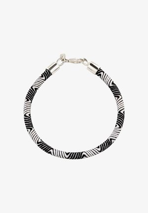 Schwarz-weiß gemustertes Seilarmband mit silbernem Verschluss und Enden, das eine geschlossene kreisförmige Form vor einem weißen Hintergrund bildet.